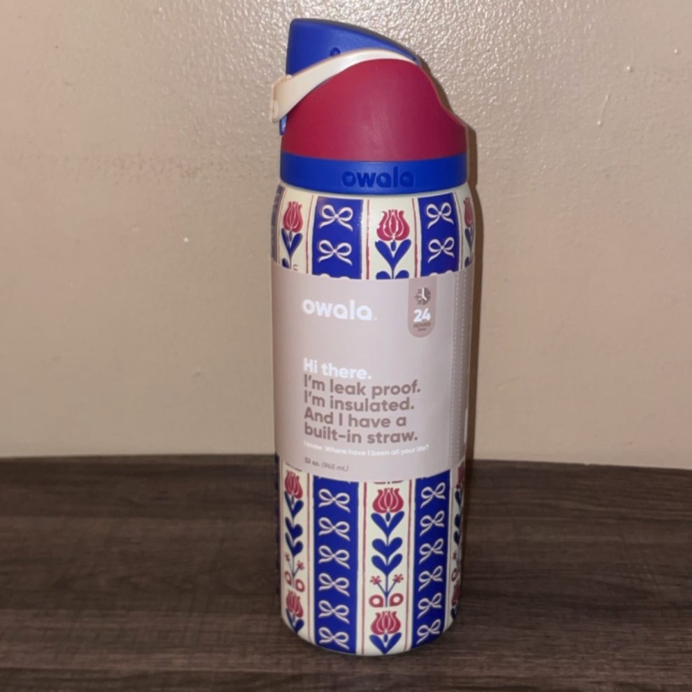 Owala 32 oz. FreeSip- Holiday Hygge - Holiday Collection (sold out online)